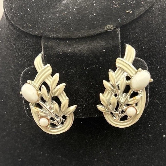 Vintage Coro White Thermoset Leaf Bracelet & Earrings Set Faux Pearls 1950s - Picture 7 of 8